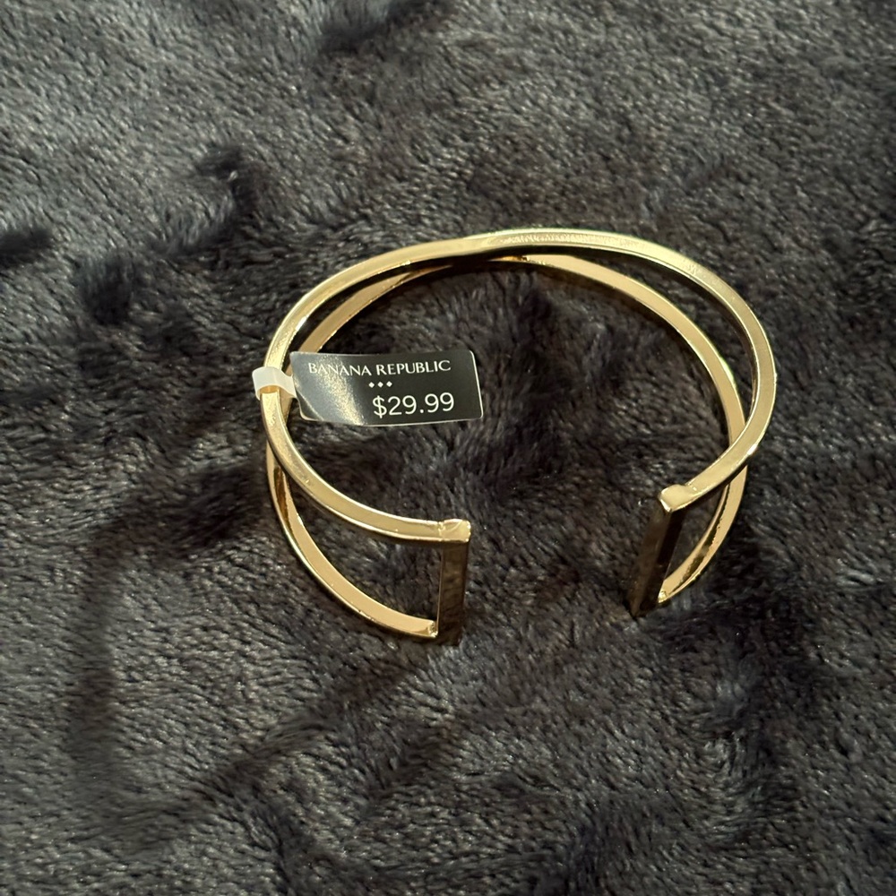 Banana Republic Bracelet. Beautiful design. New with tags. Bangle bracelet